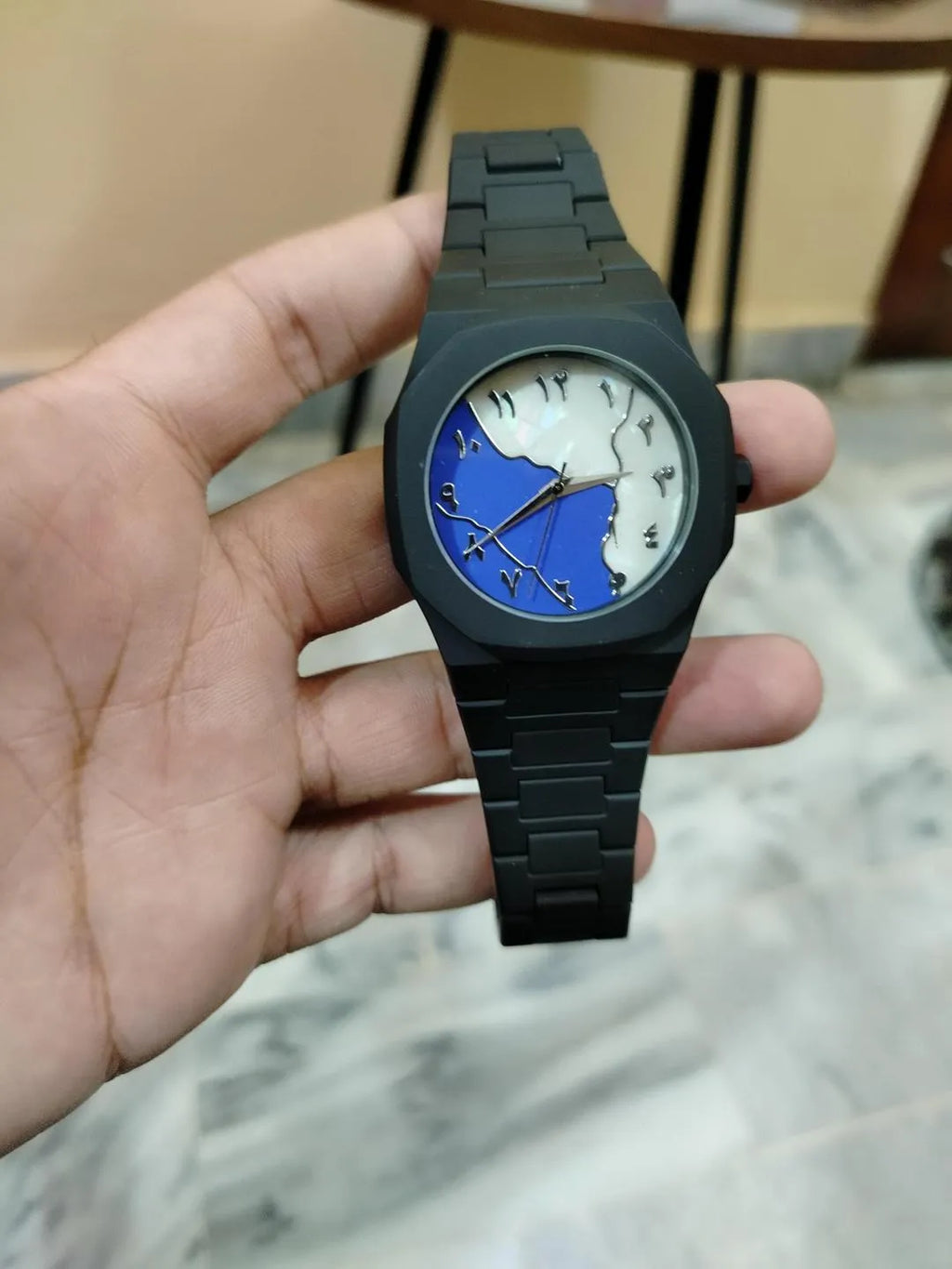lack Aura Elegant Stylish Watch